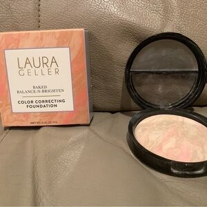 Laura Geller Baked Balance-N-Brighten Color Correcting Foundation in Porcelain